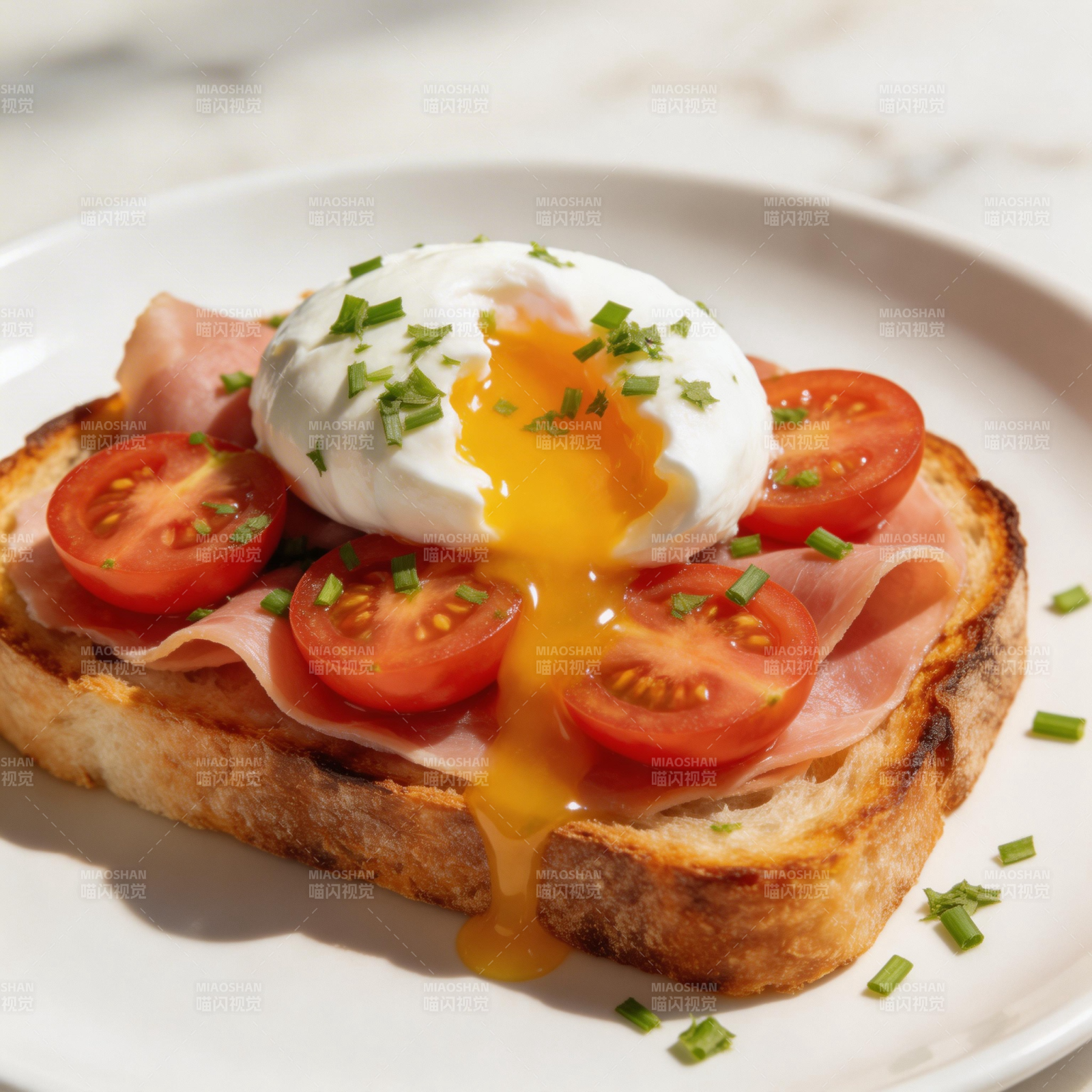 煎蛋吐司配火腿番茄图片