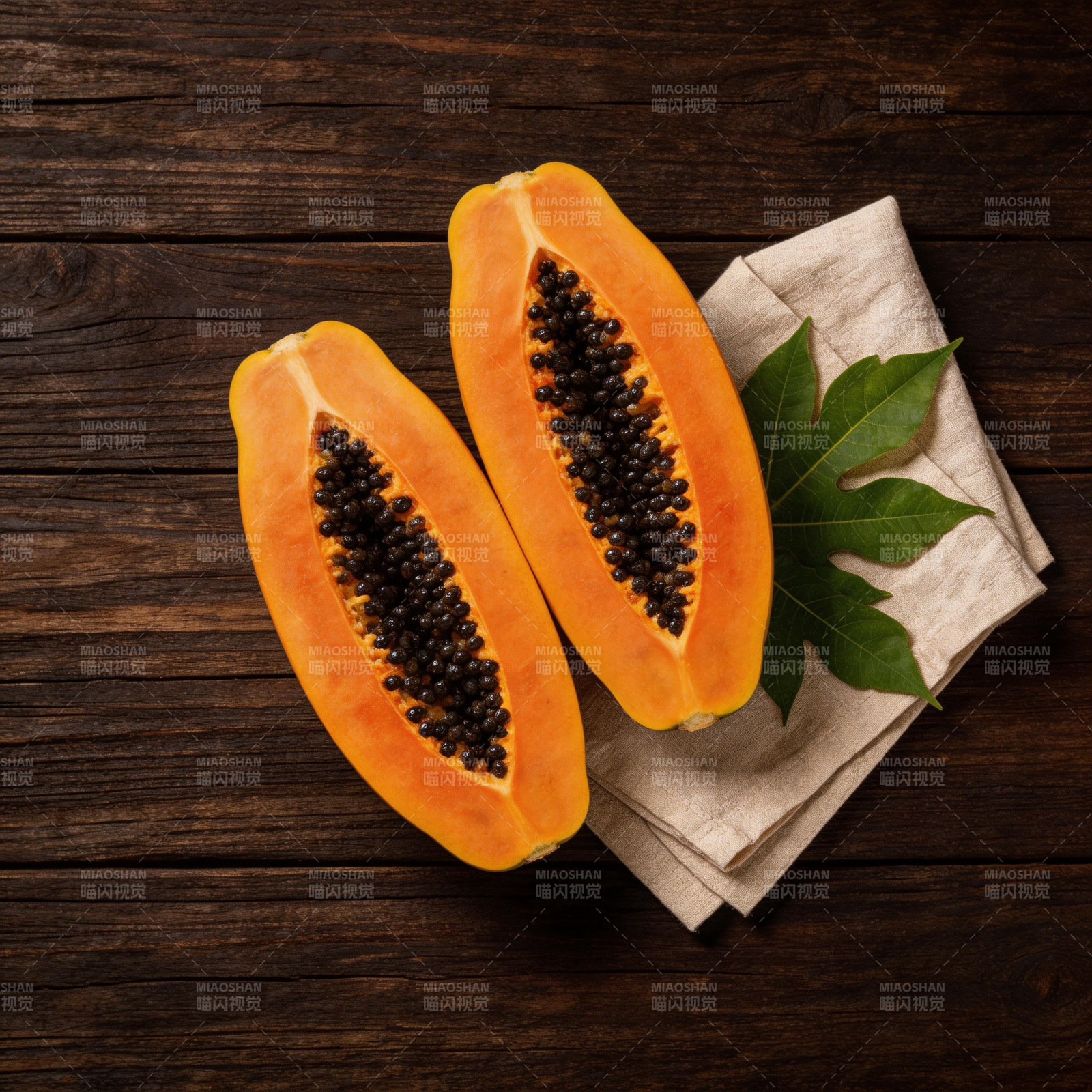 木桌上的木瓜切片图片