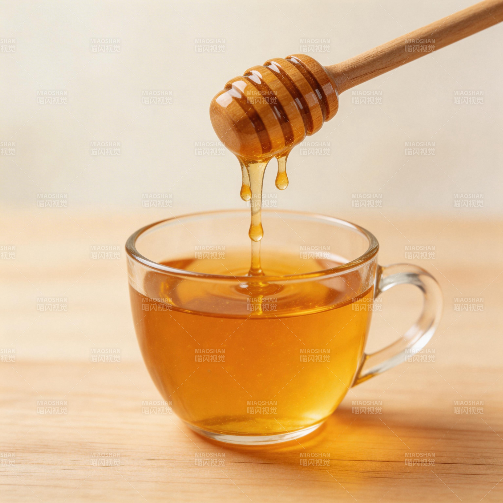 蜂蜜滴入茶杯图片