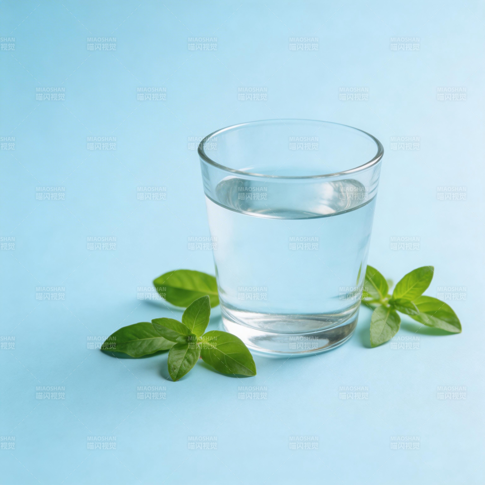 清水与薄荷叶图片