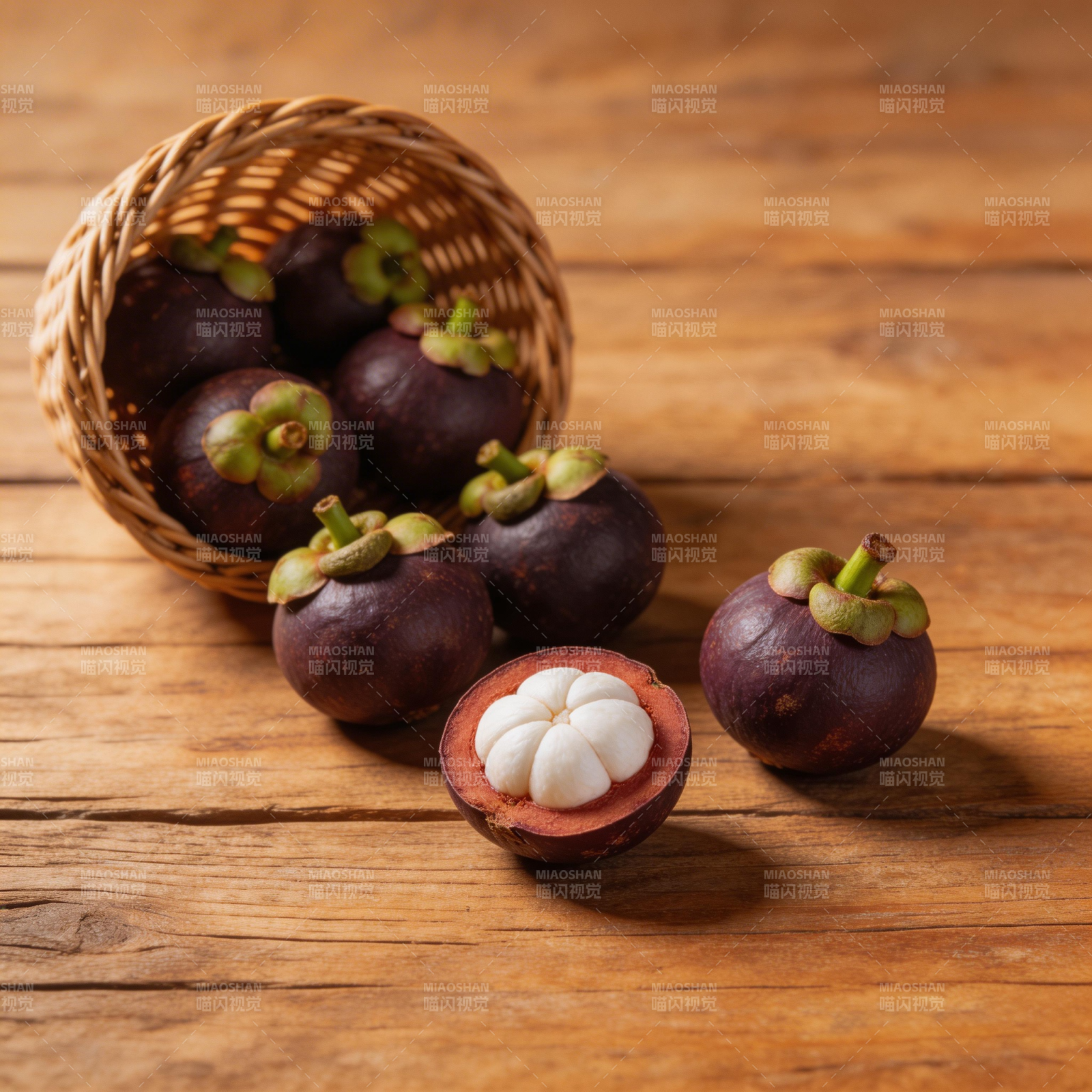 山竹果篮木桌图片