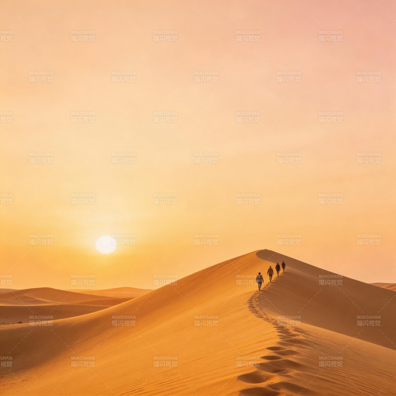 沙漠日落行迹图片