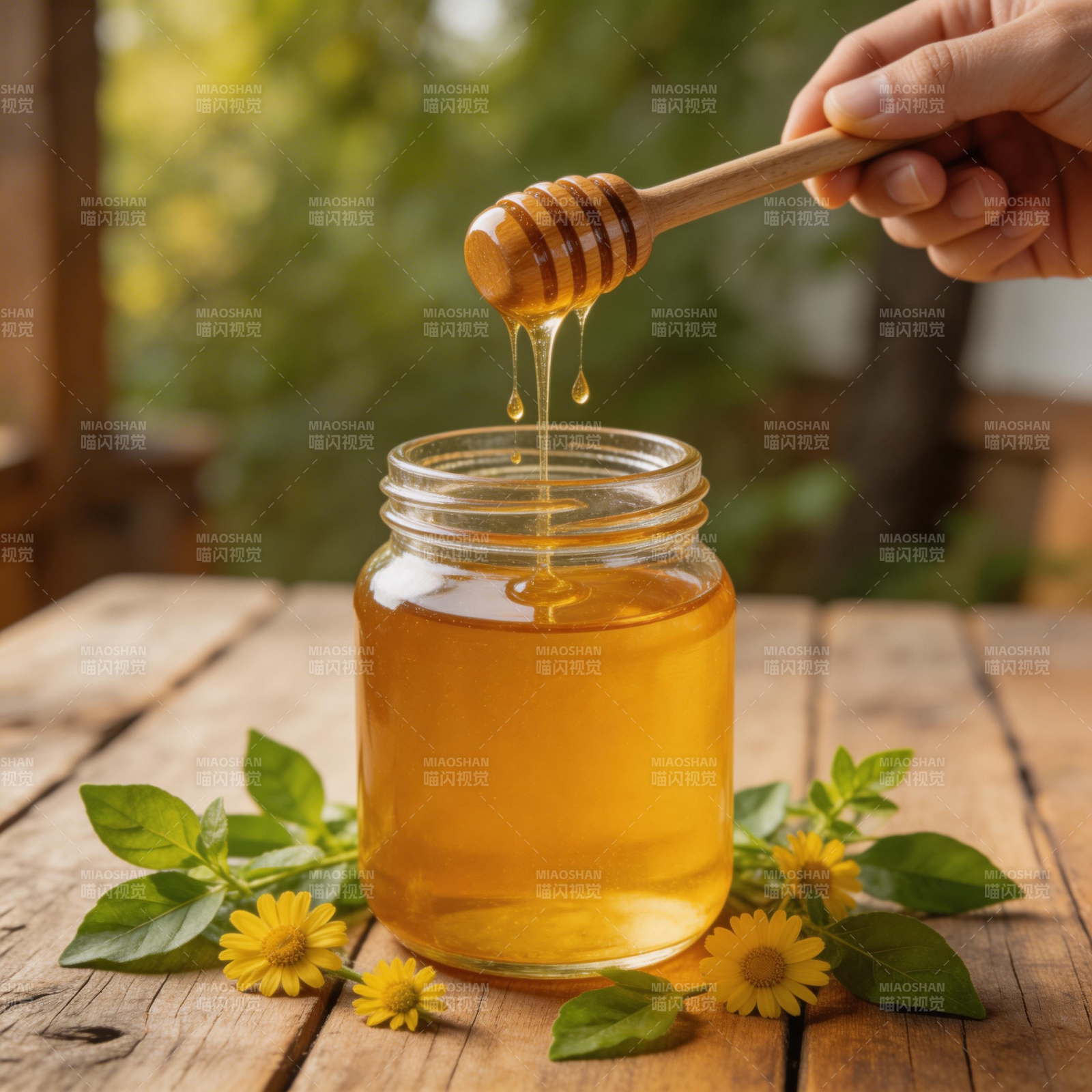 蜂蜜滴落 自然之味图片