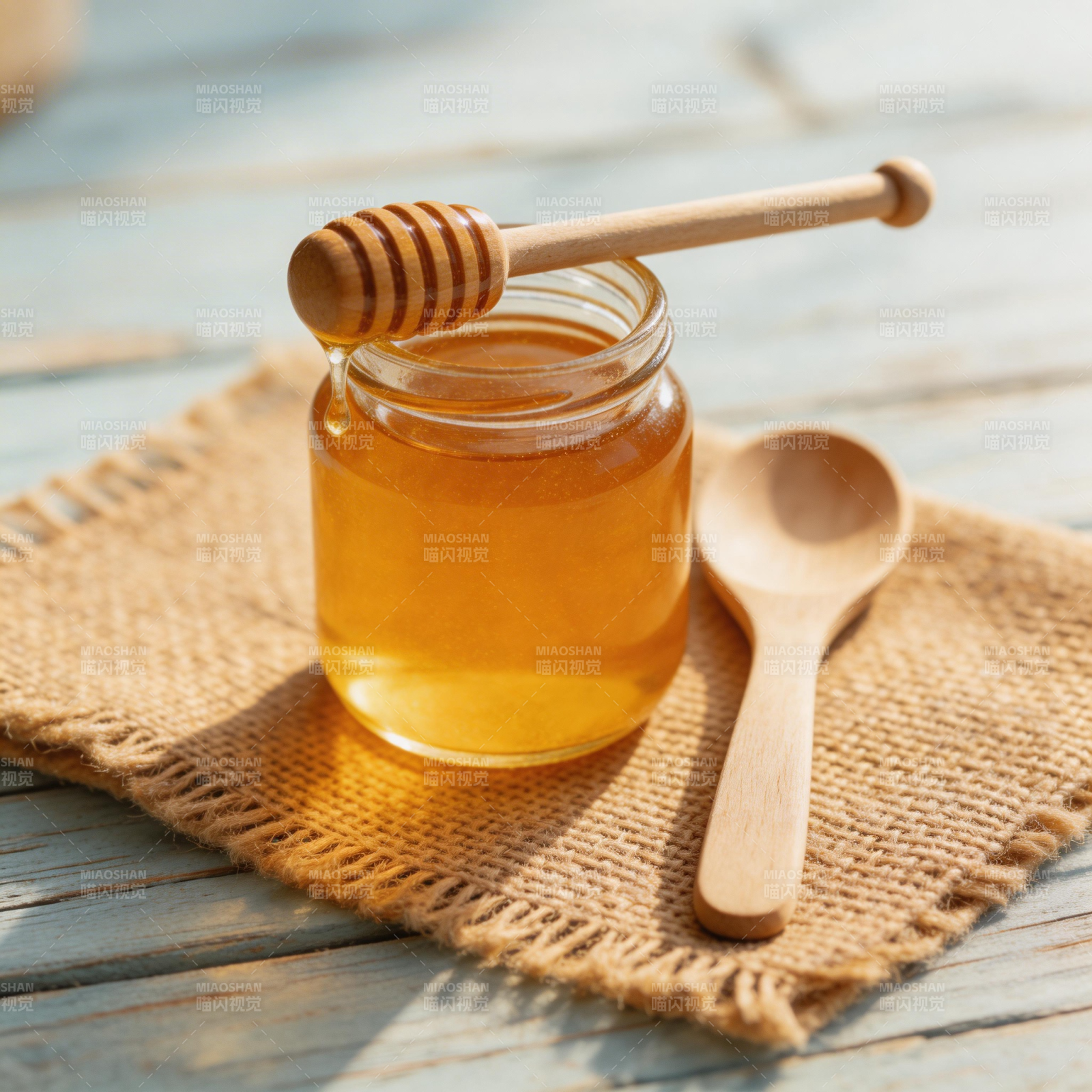 蜂蜜与木勺静置图片
