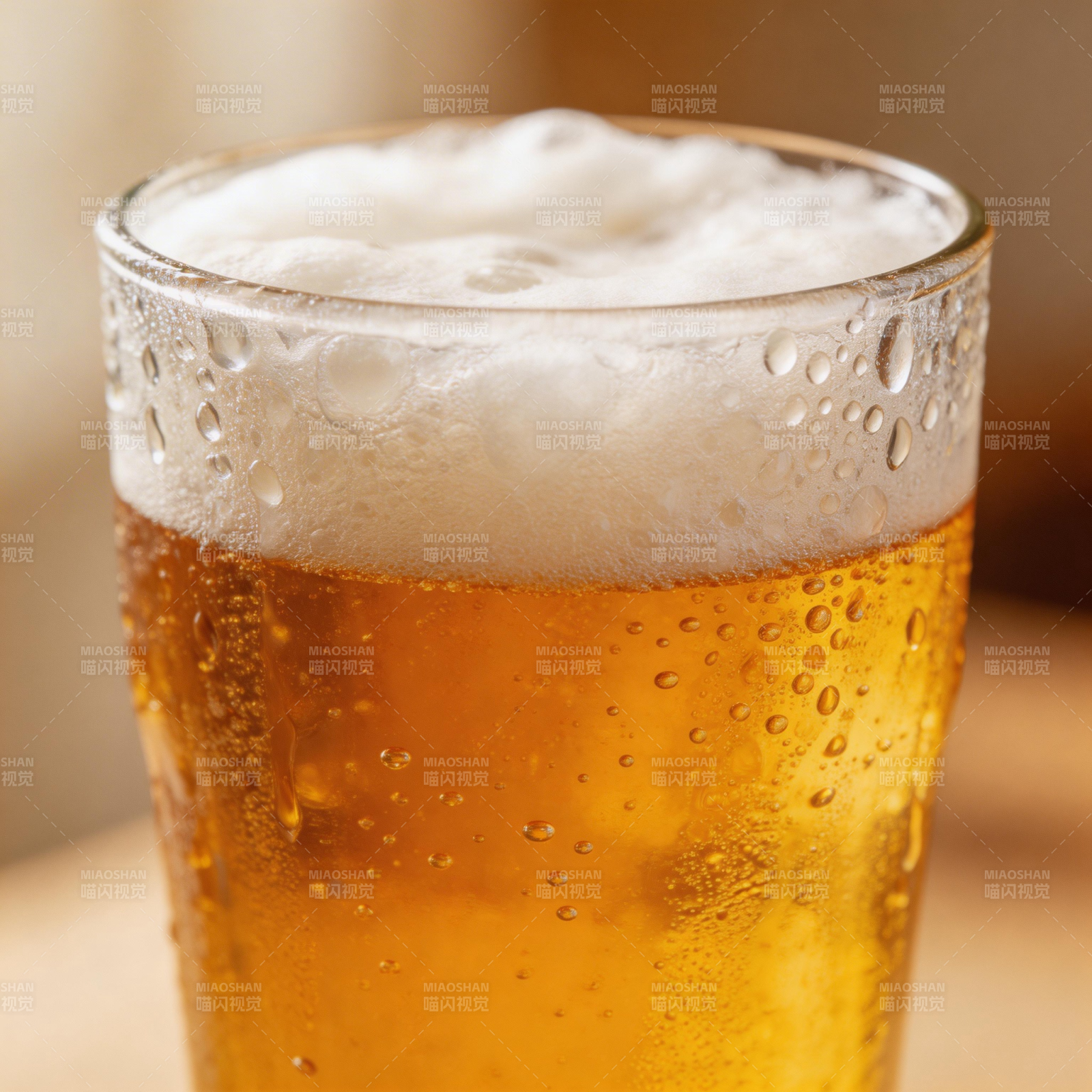 冰镇啤酒 泡沫丰富图片