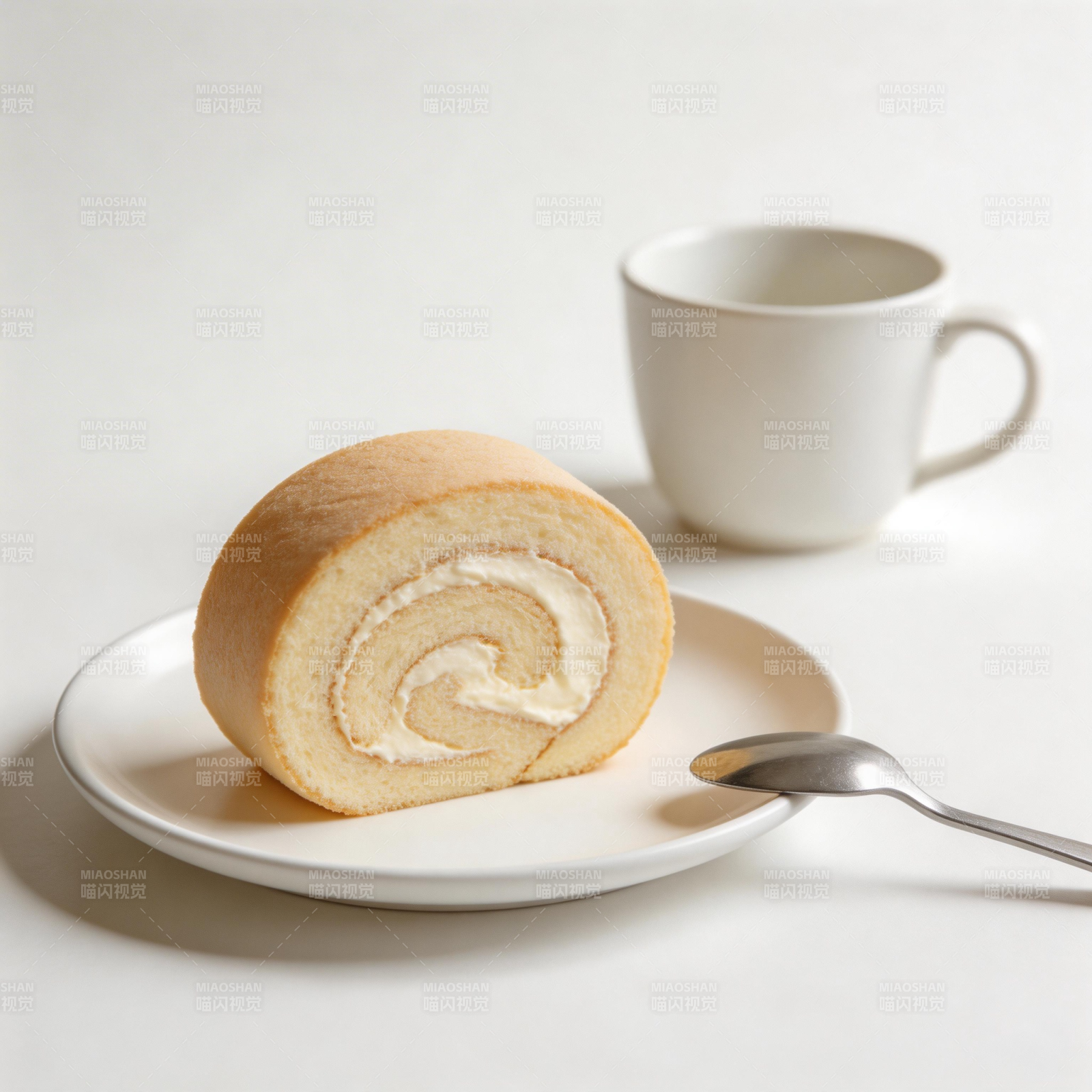 奶油蛋糕卷配咖啡图片