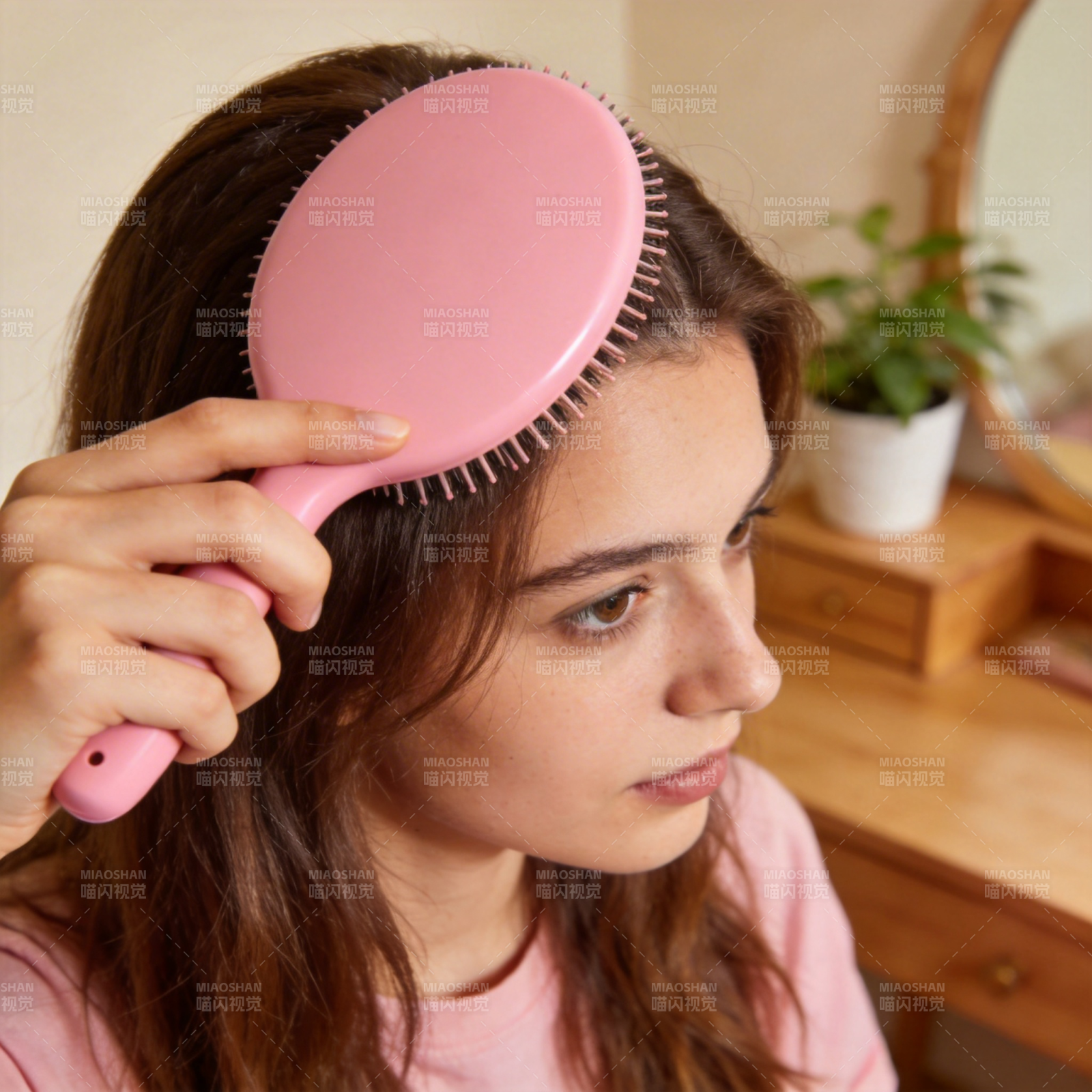 粉色梳子梳理秀发图片