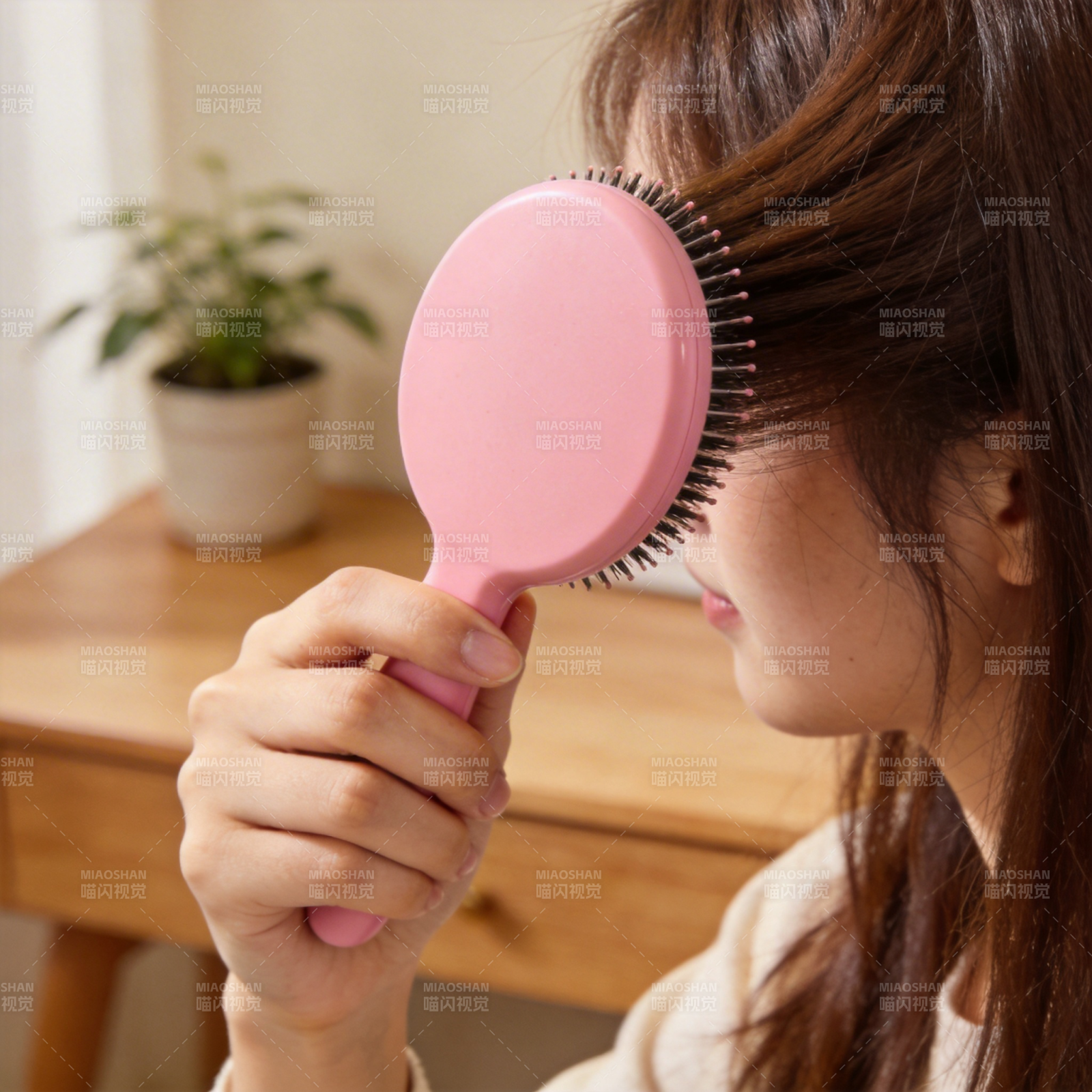 粉色梳子梳头图片