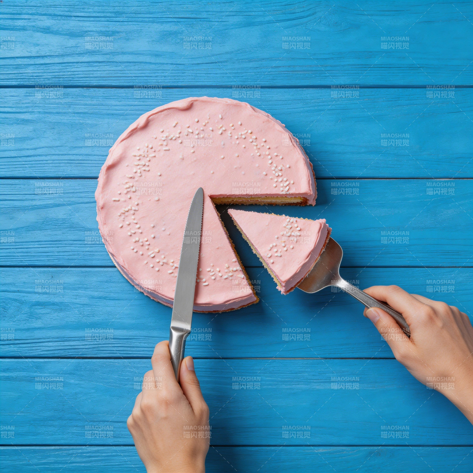 切蛋糕的瞬间图片