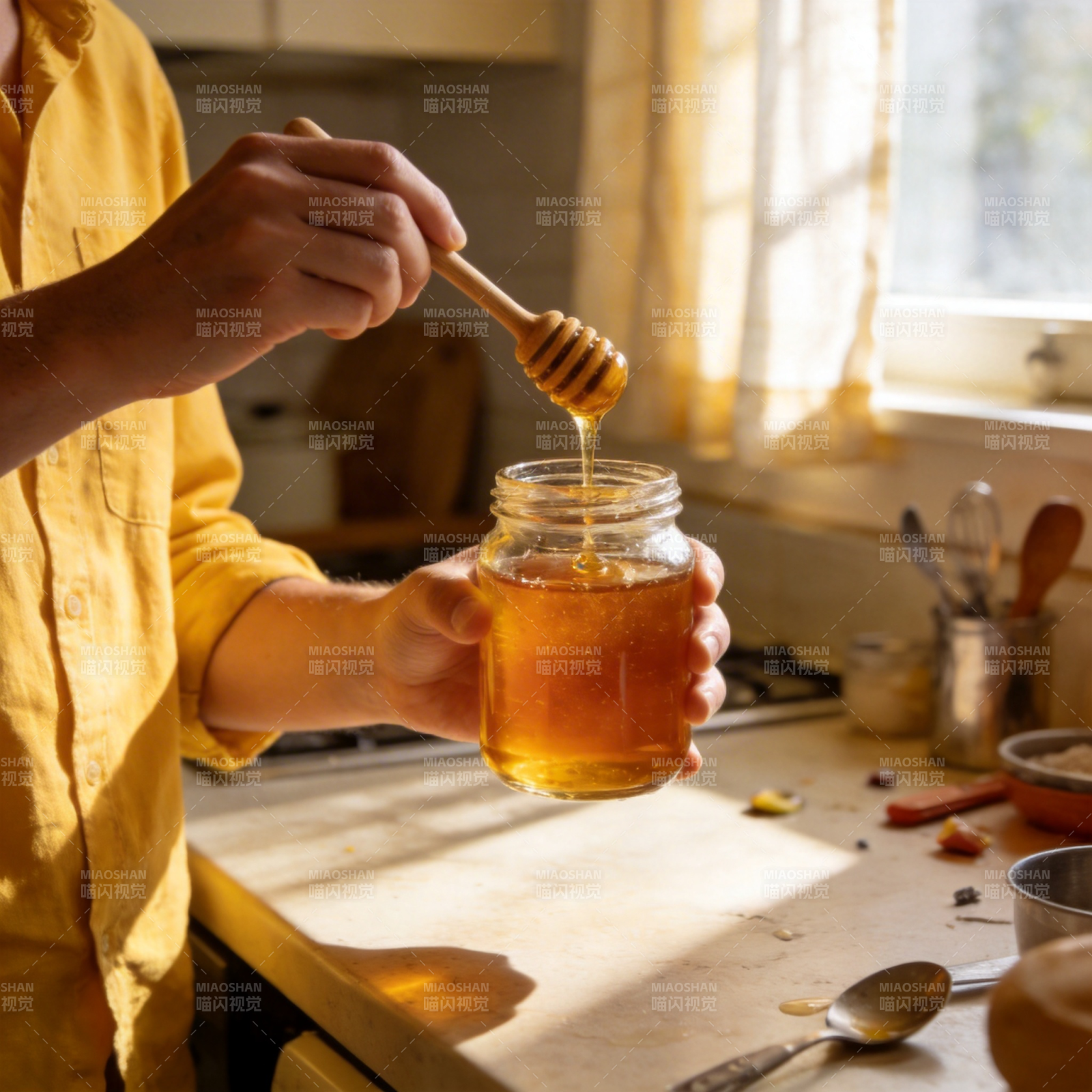蜂蜜流淌的瞬间图片