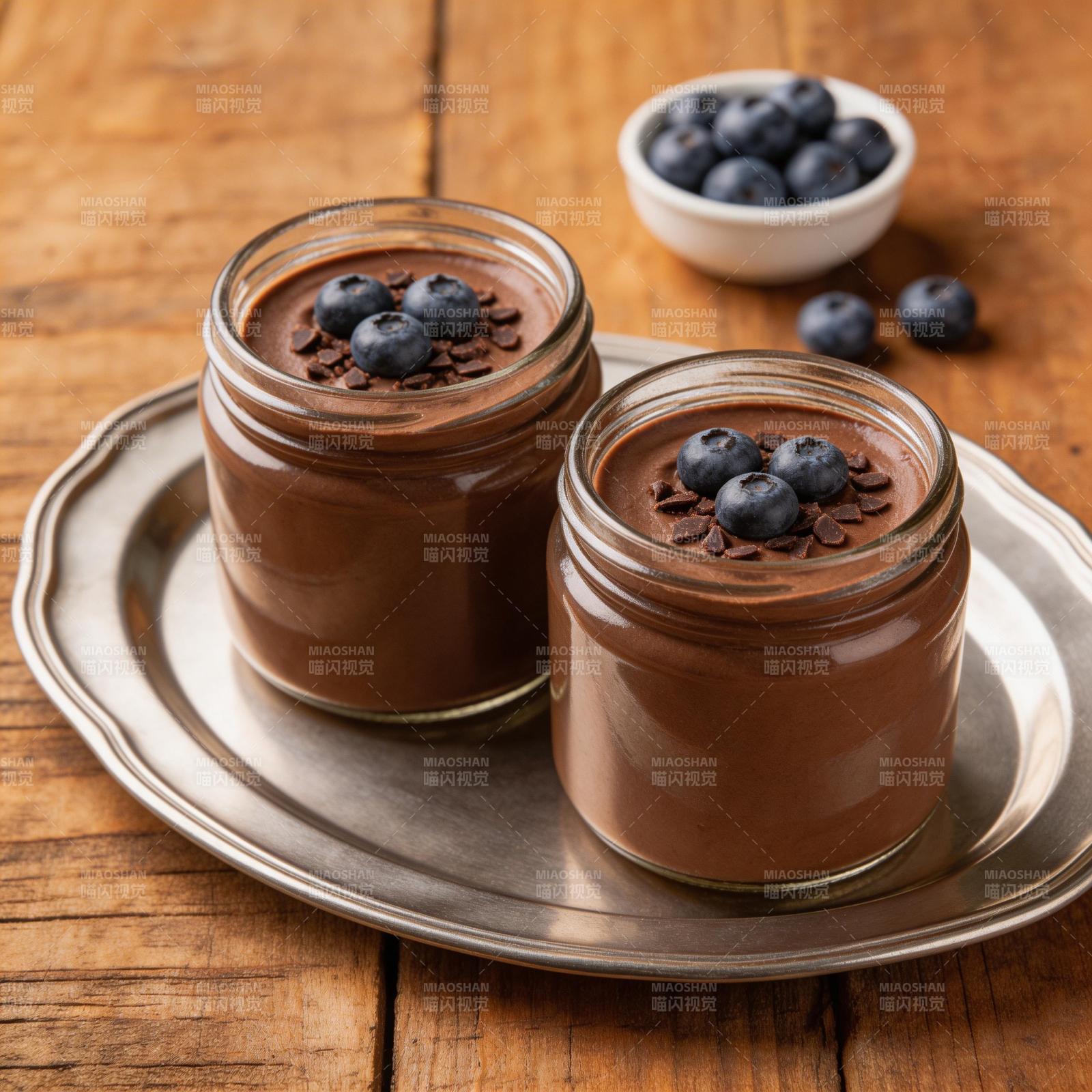 巧克力布丁配蓝莓图片