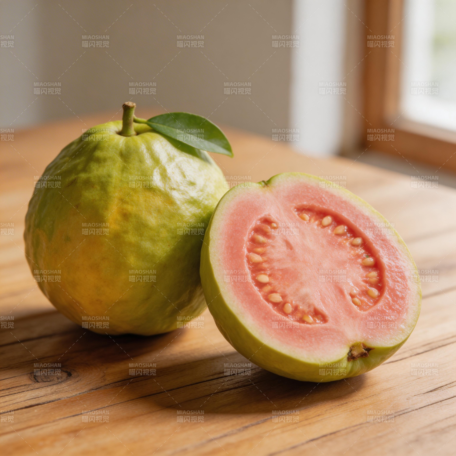 番石榴切开一半图片