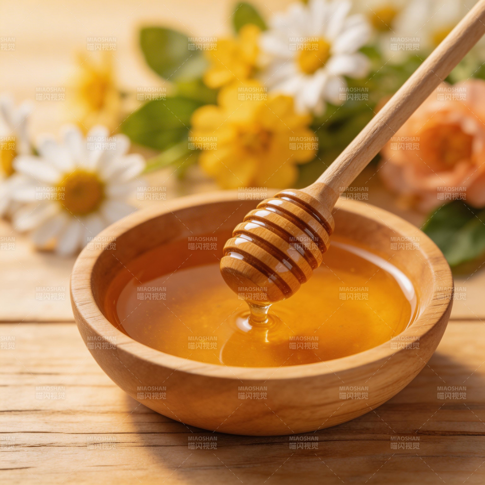 蜂蜜滴落木碗中图片
