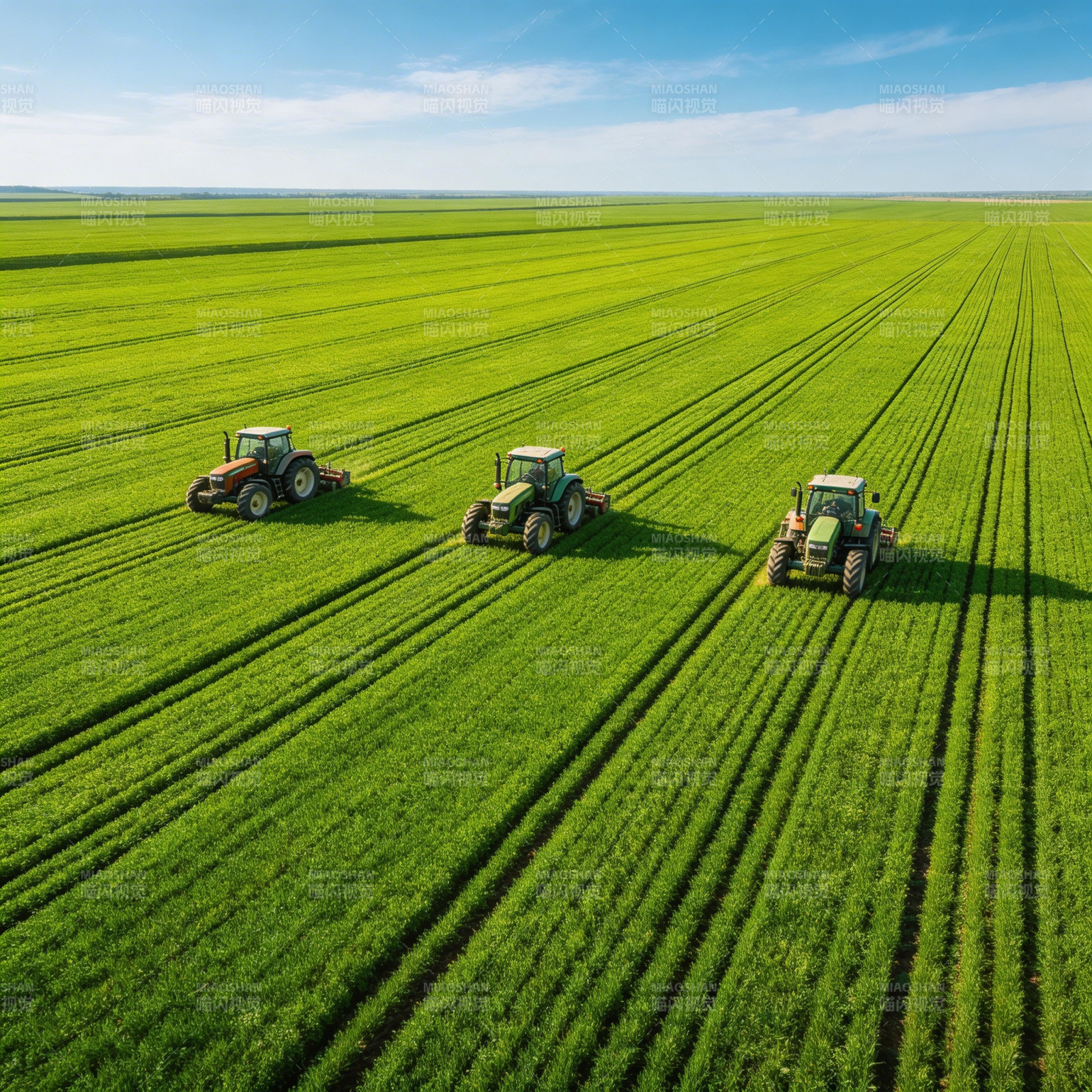 三台拖拉机耕作中图片