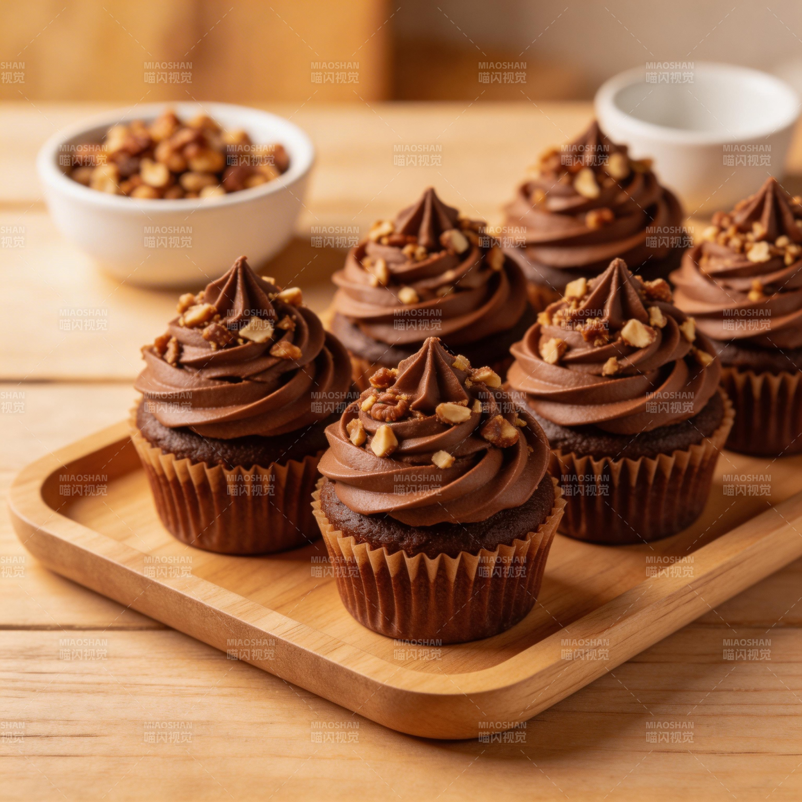 巧克力坚果纸杯蛋糕图片