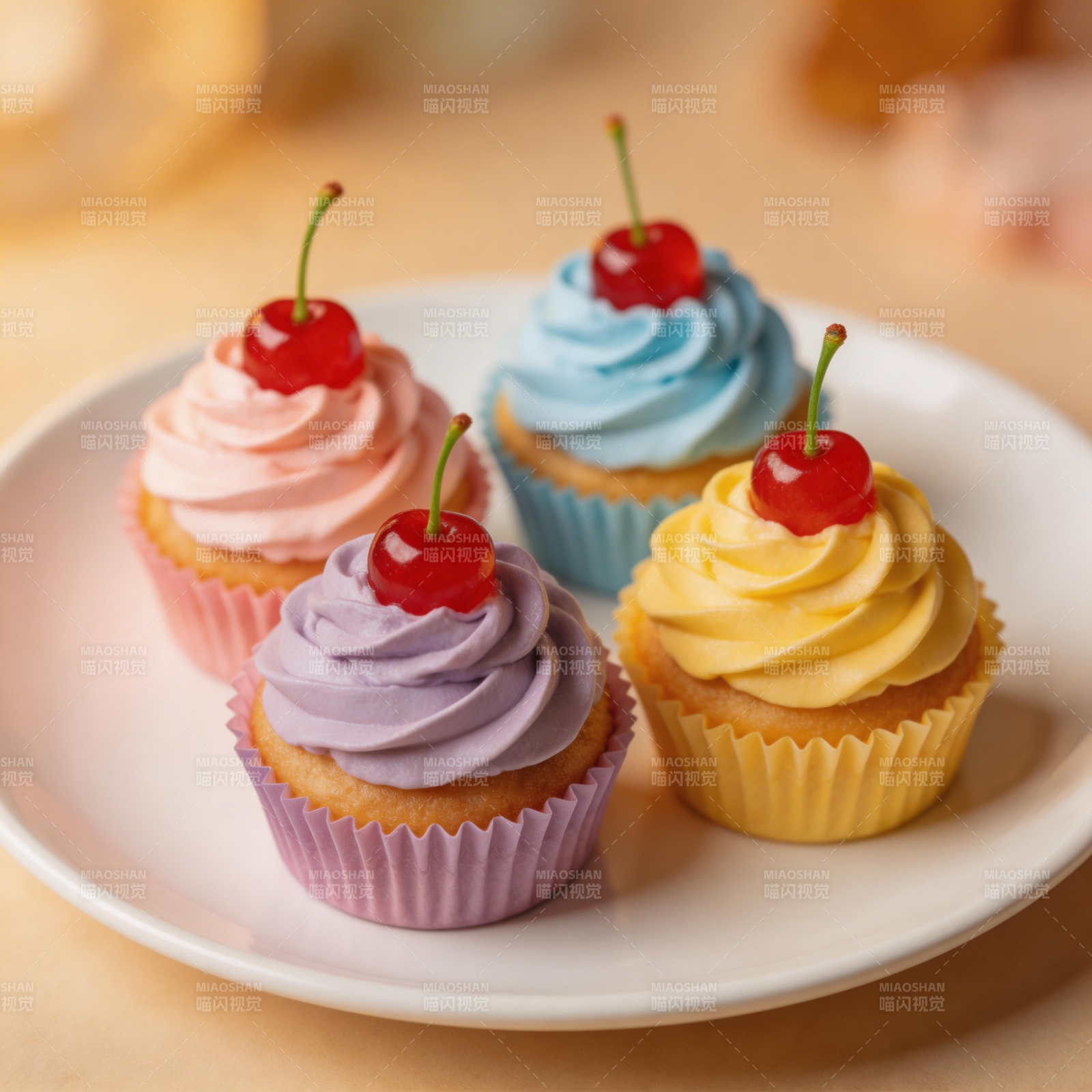 四色奶油杯蛋糕图片