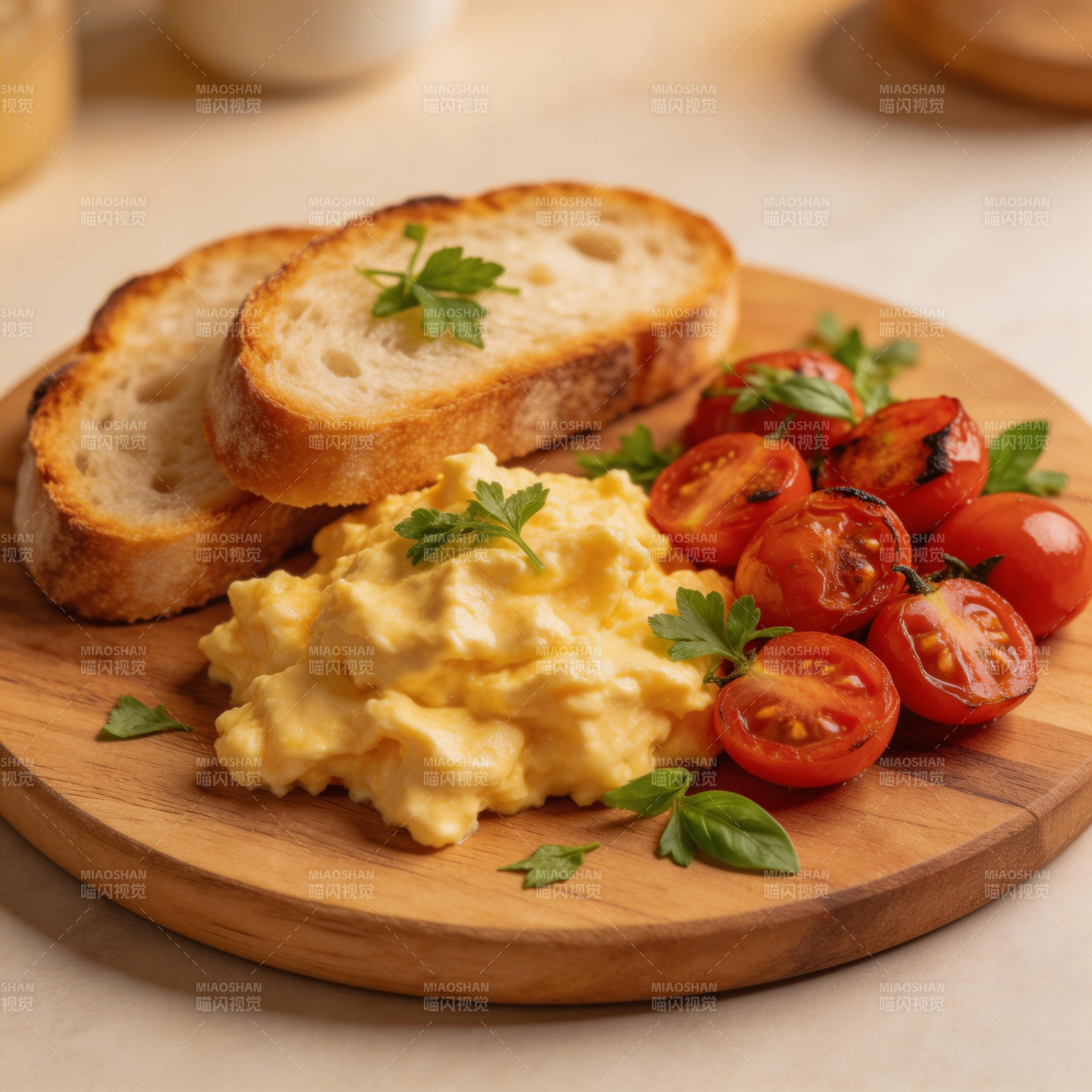 早餐拼盘 炒蛋与烤番茄图片