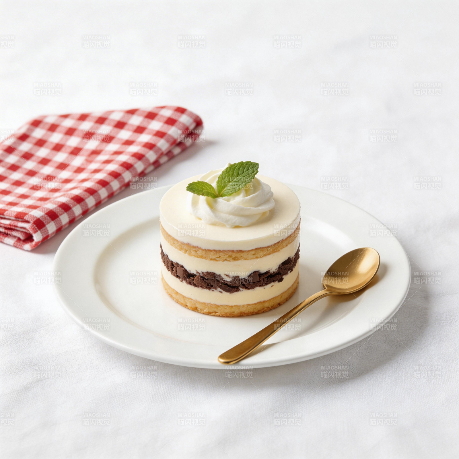 奶油蛋糕配薄荷图片