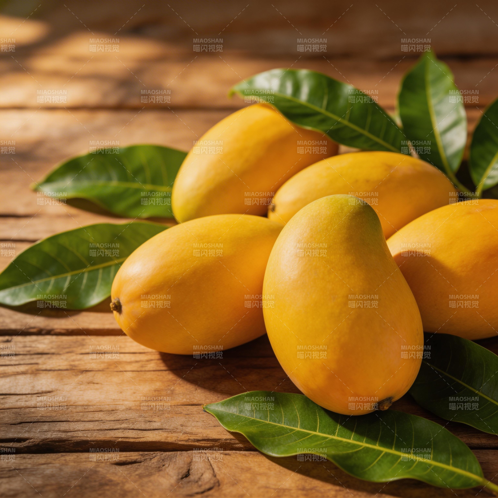 金黄芒果伴绿叶图片