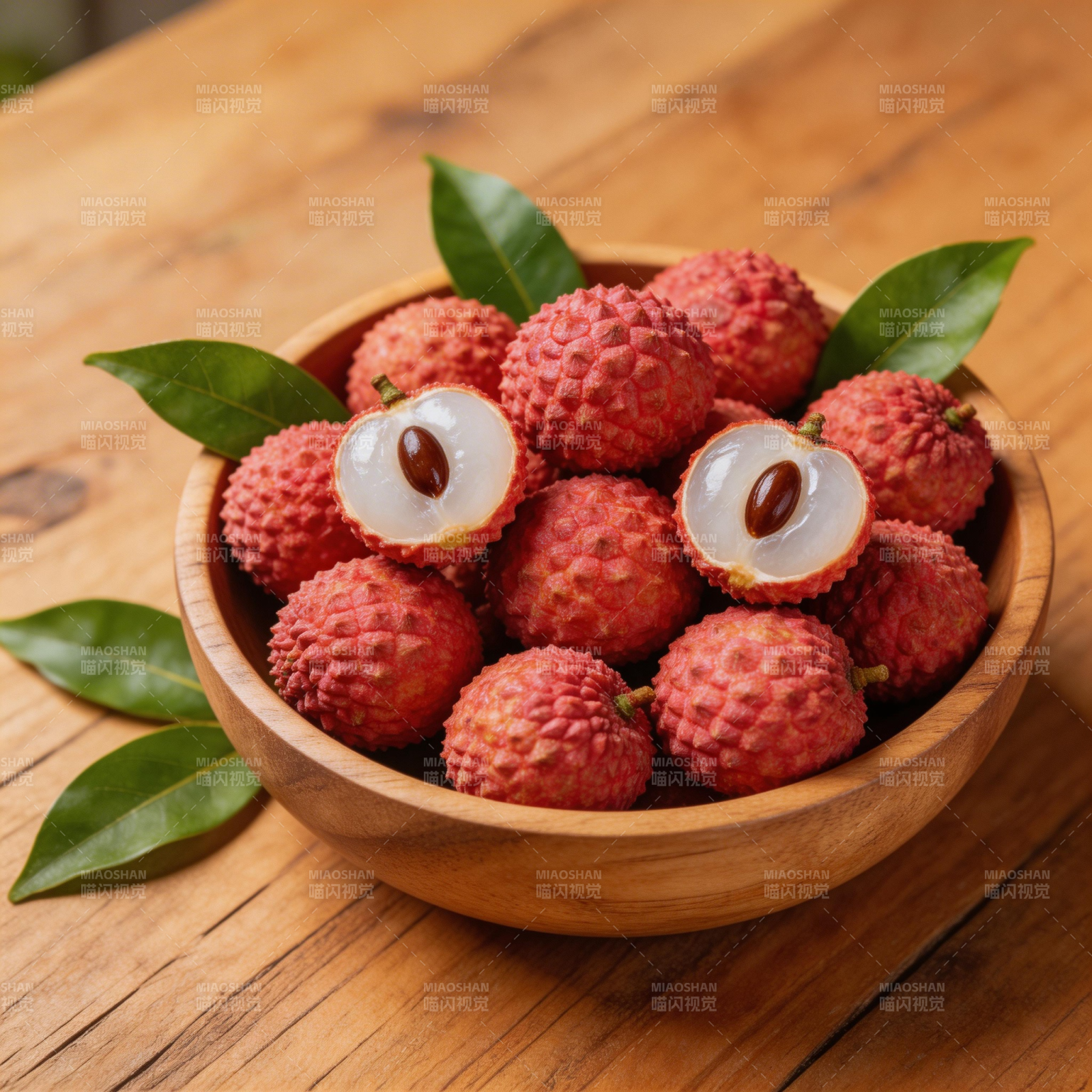 新鲜荔枝果香四溢图片