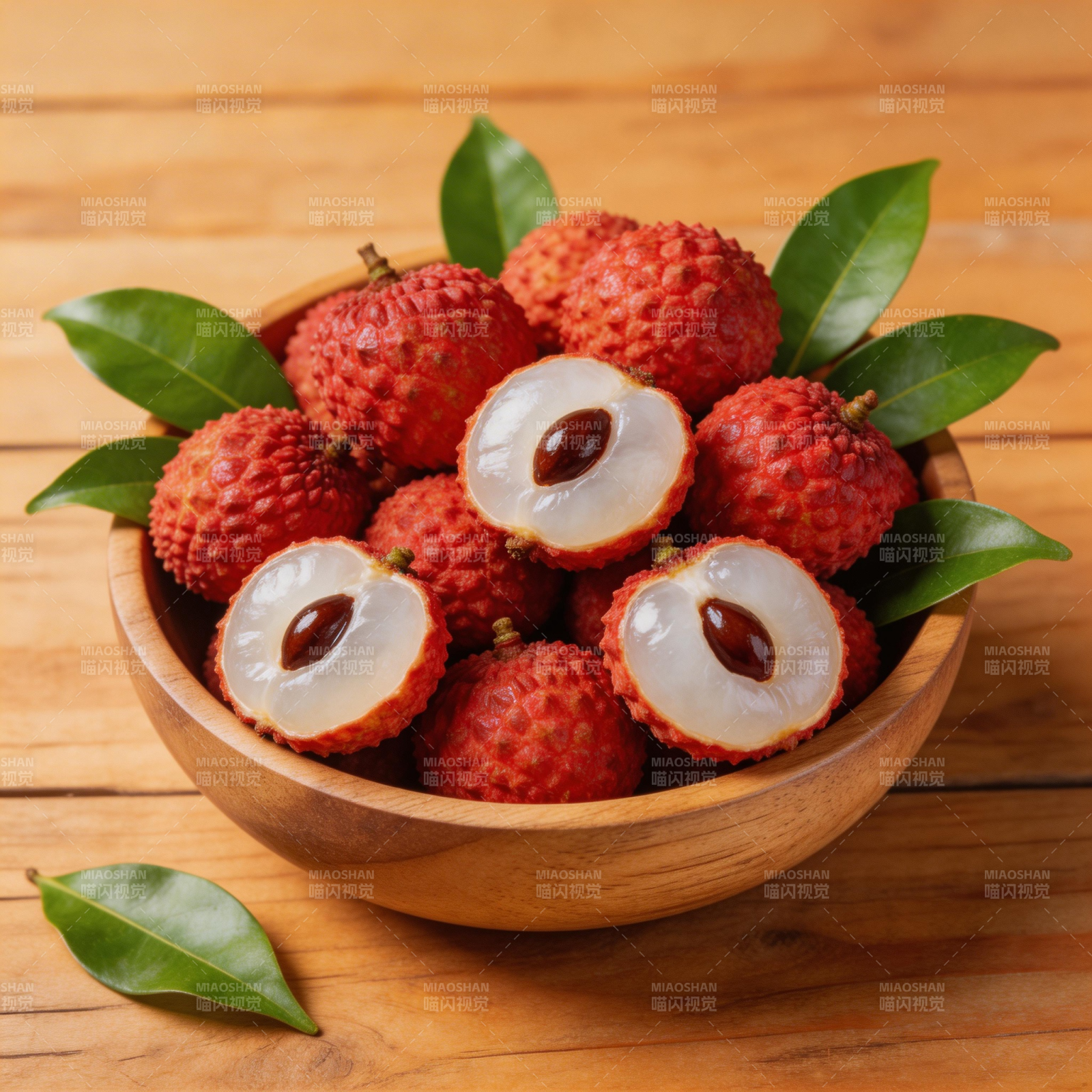 鲜红荔枝盛木碗图片