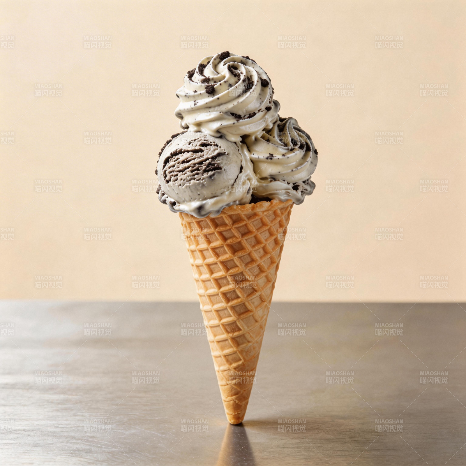 巧克力冰淇淋甜筒图片
