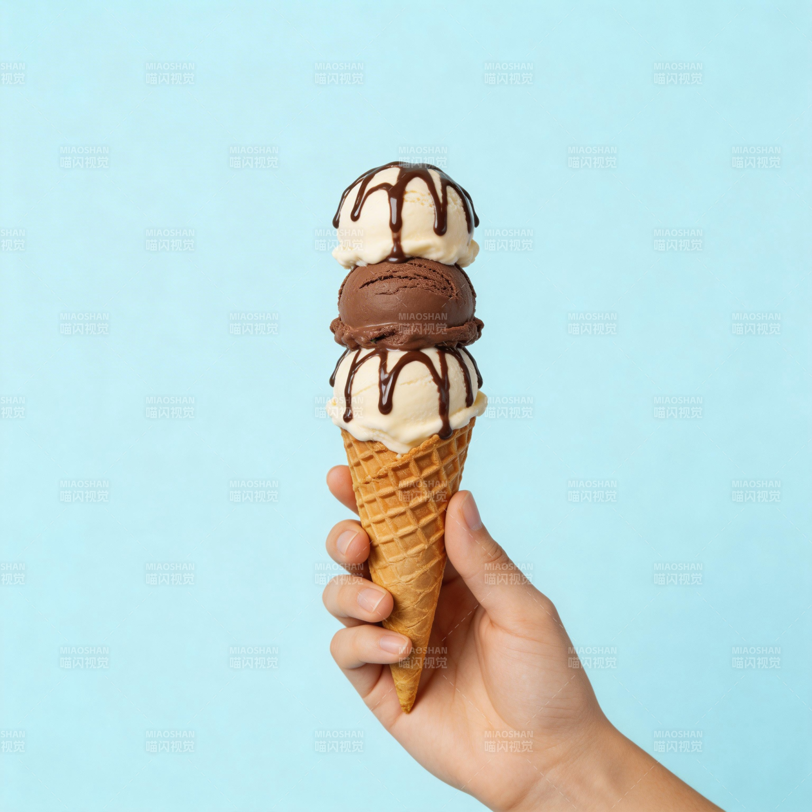三球冰淇淋图片