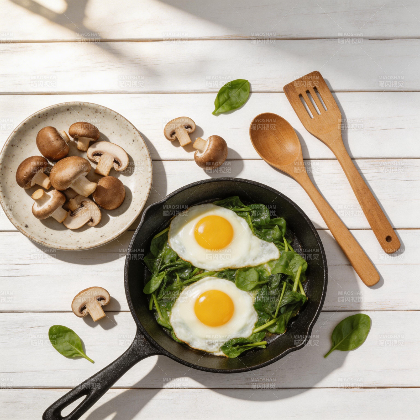 煎蛋配菠菜蘑菇图片
