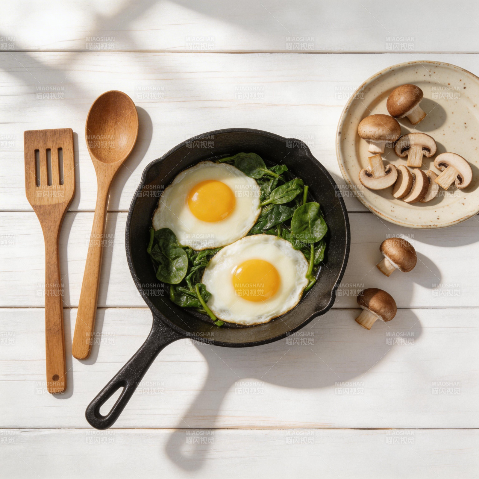 煎蛋配菠菜与蘑菇图片
