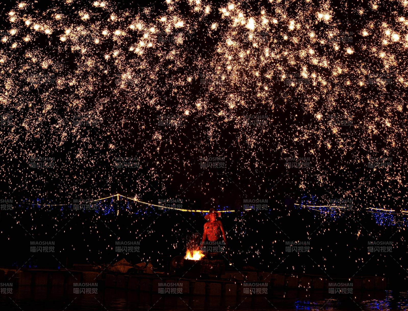 烟花绽放夜空图片