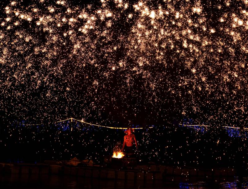 烟花绽放夜空图片