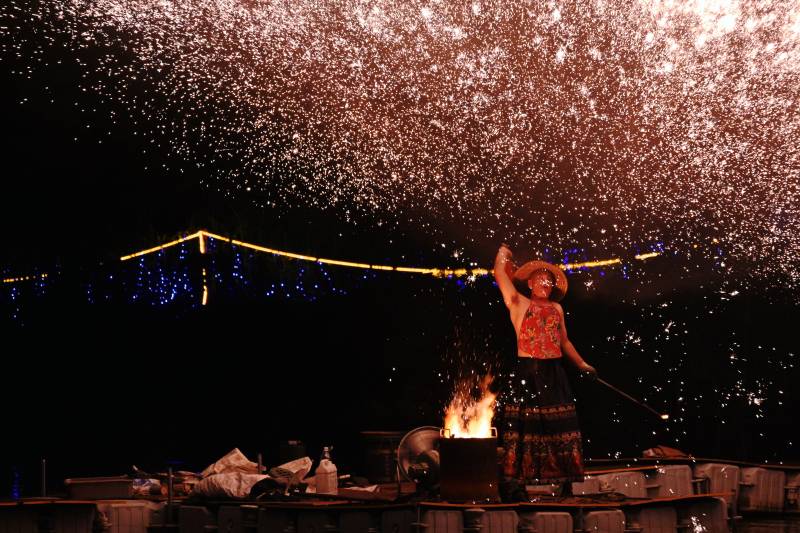 篝火之夜舞动星光图片