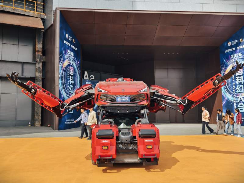 变形汽车亮相展会图片