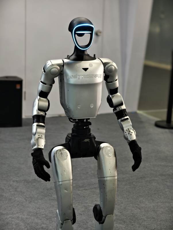 人形机器人站立展示图片