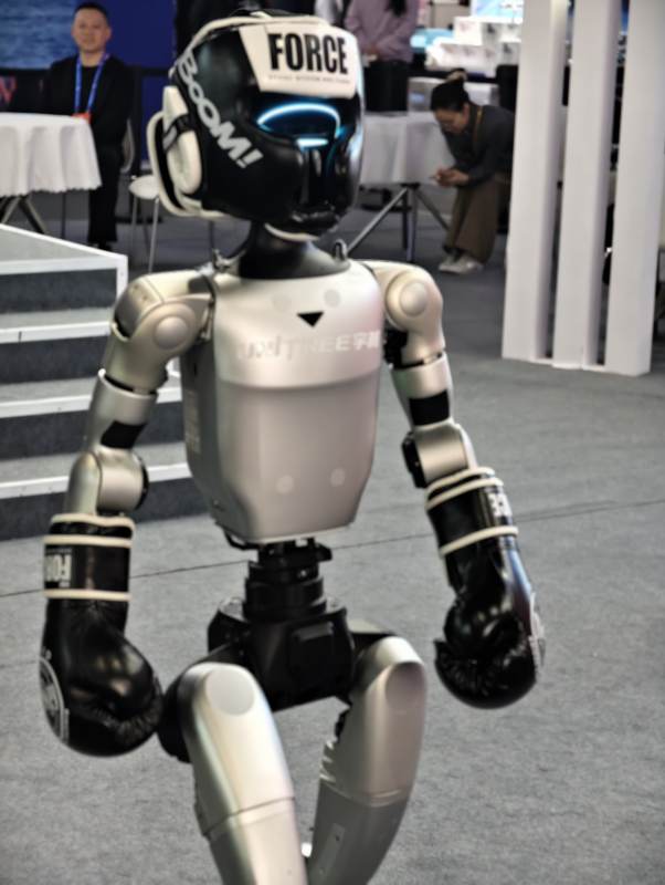 力机器人亮相展台图片
