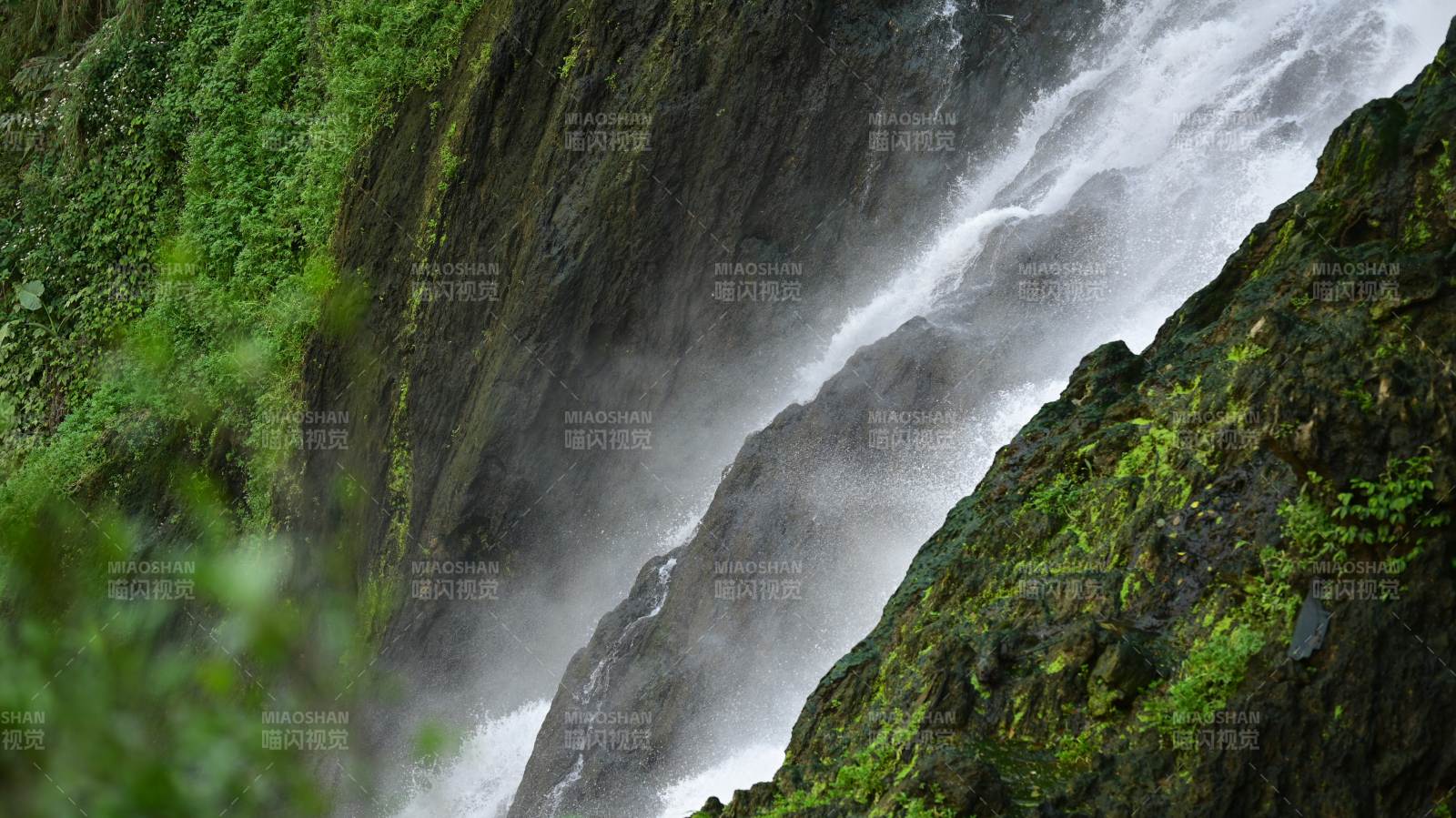 瀑布飞泻山间图片