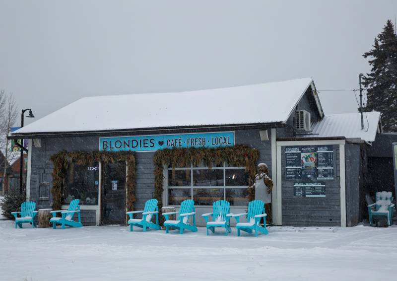 雪中蓝椅咖啡馆图片