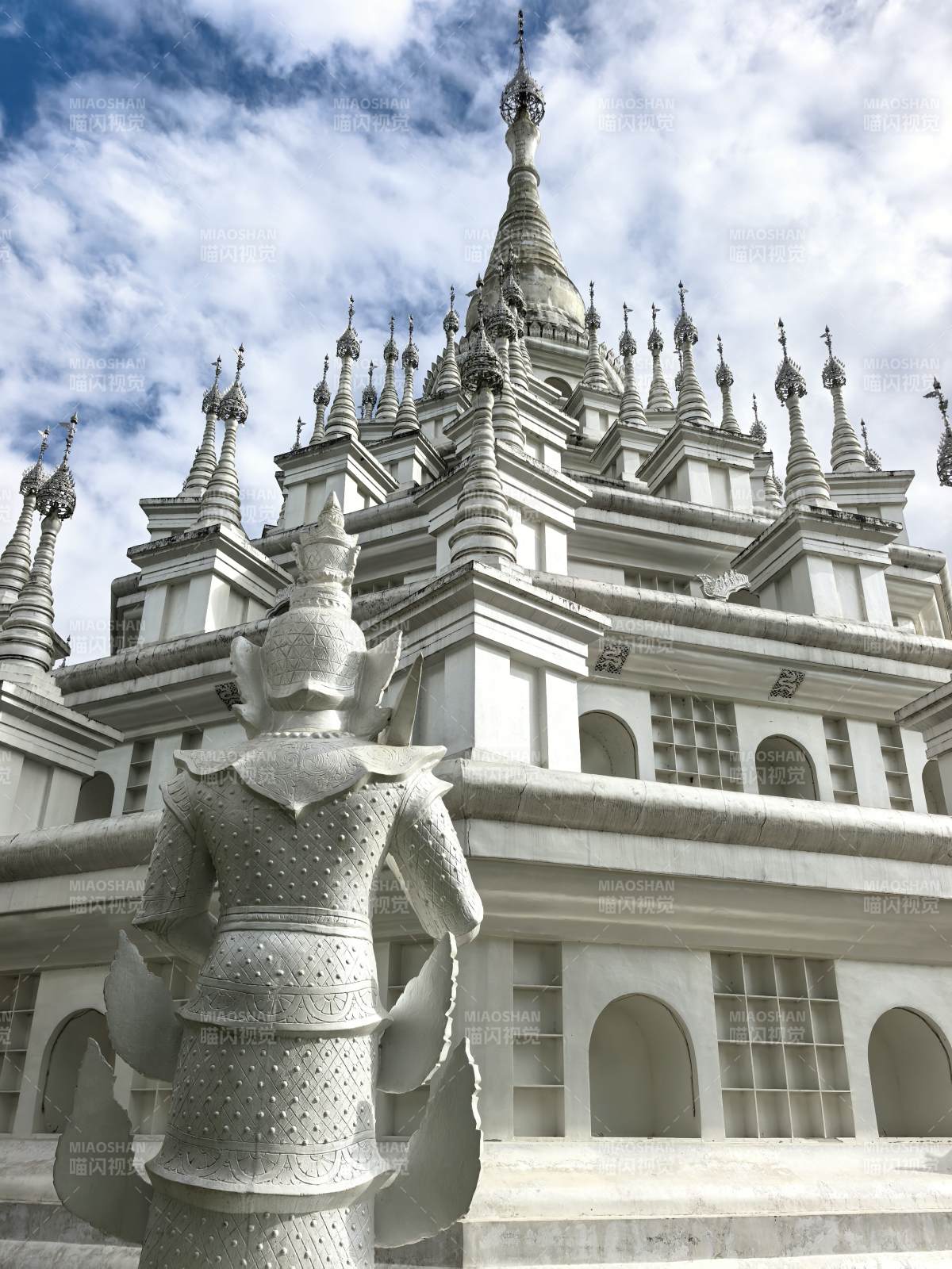 白塔前的石像图片