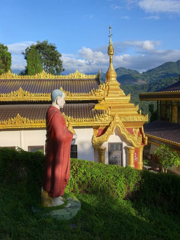 金顶佛寺前的僧像图片