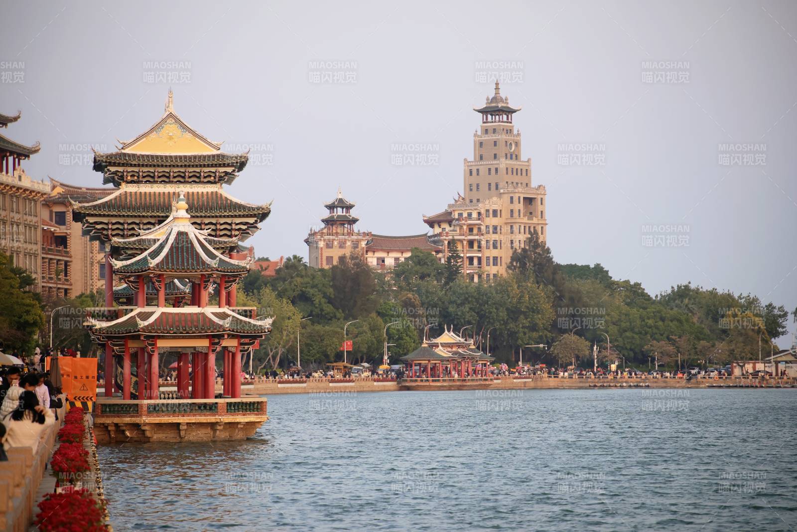 湖畔古亭与塔楼图片