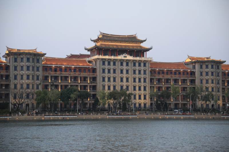 湖畔古建筑群图片