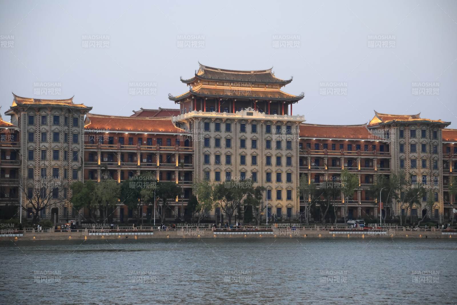 湖畔古建筑群图片