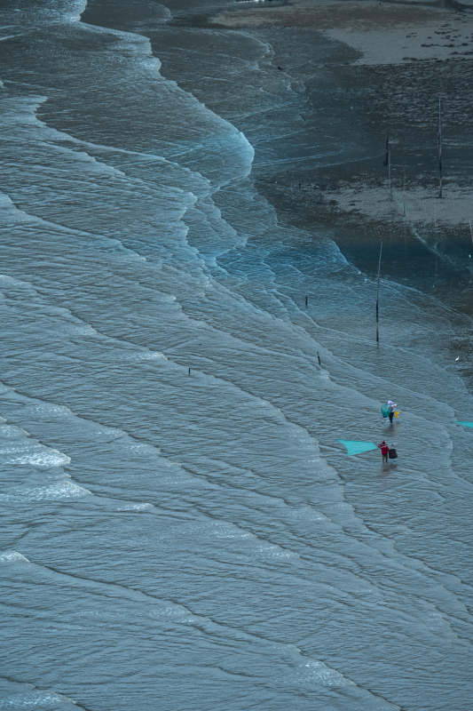 海浪轻抚沙滩图片