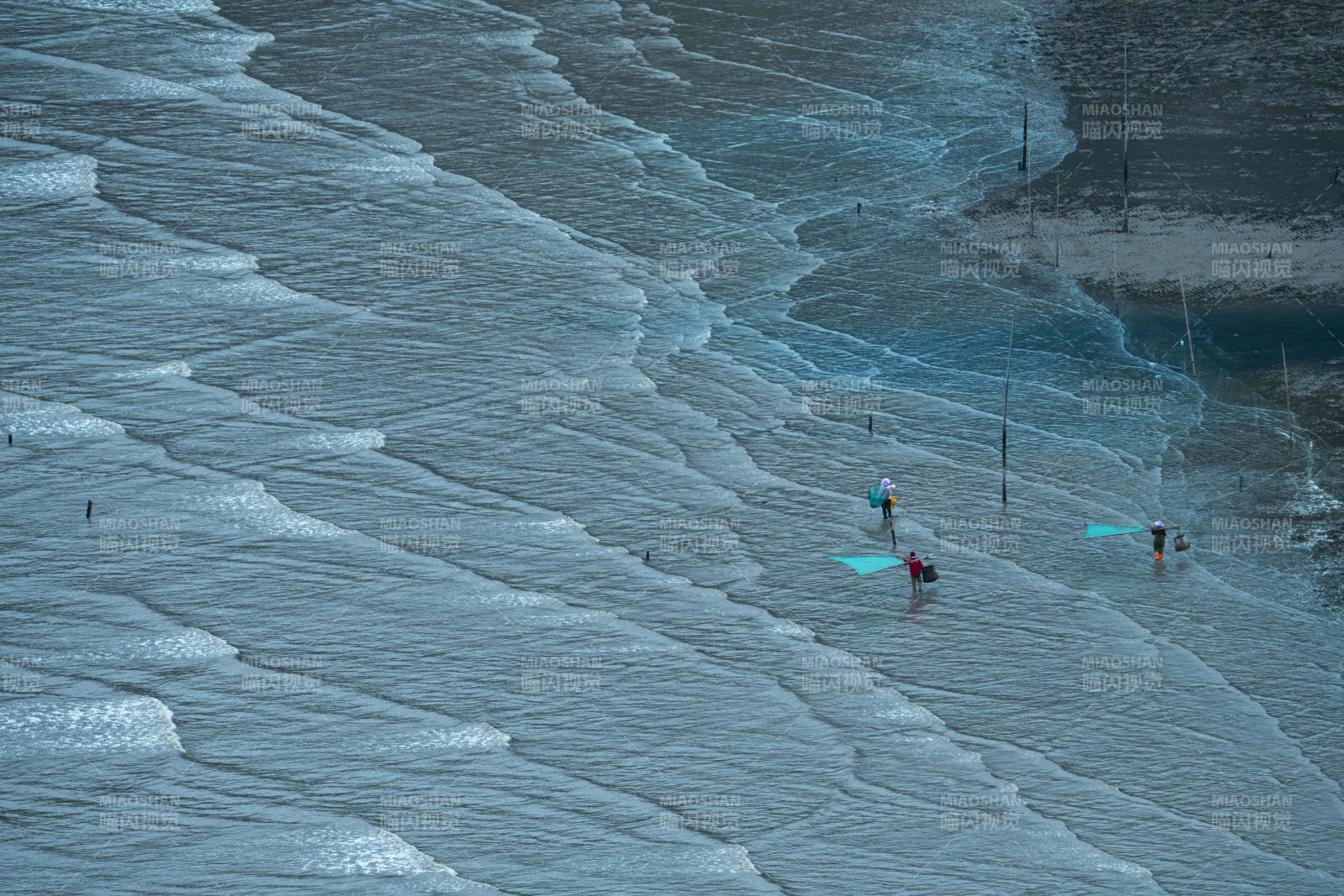 海边冲浪人影图片