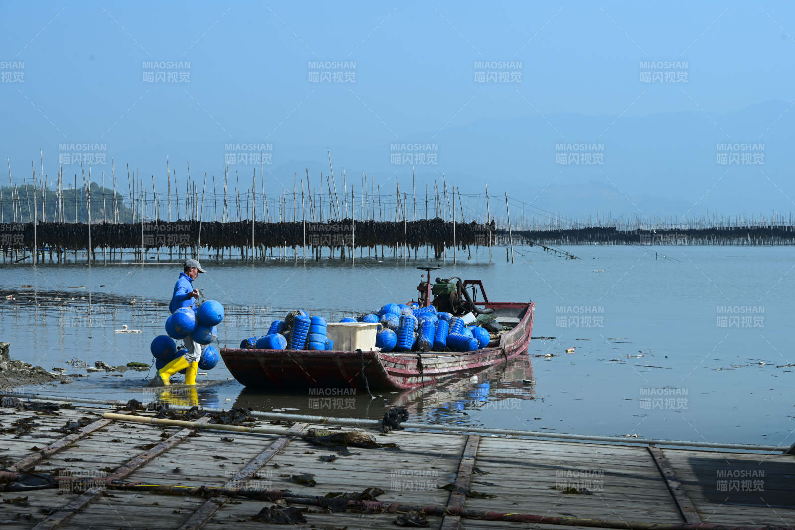 渔夫在水边作业图片