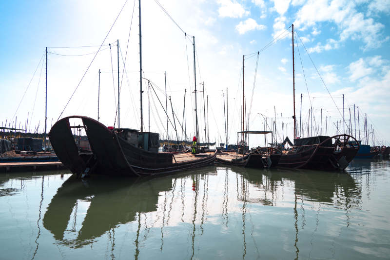 渔港静泊船影图片