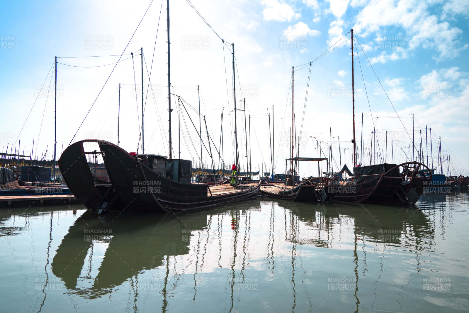 渔港静泊船影图片