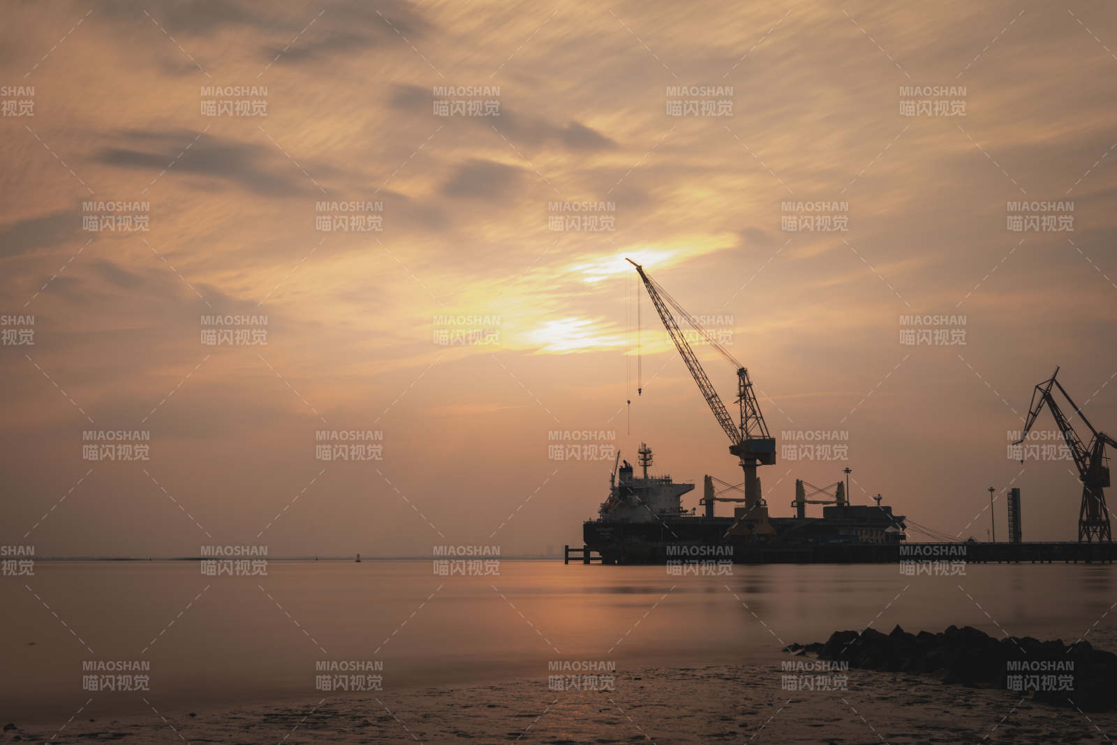 黄昏港口剪影图片