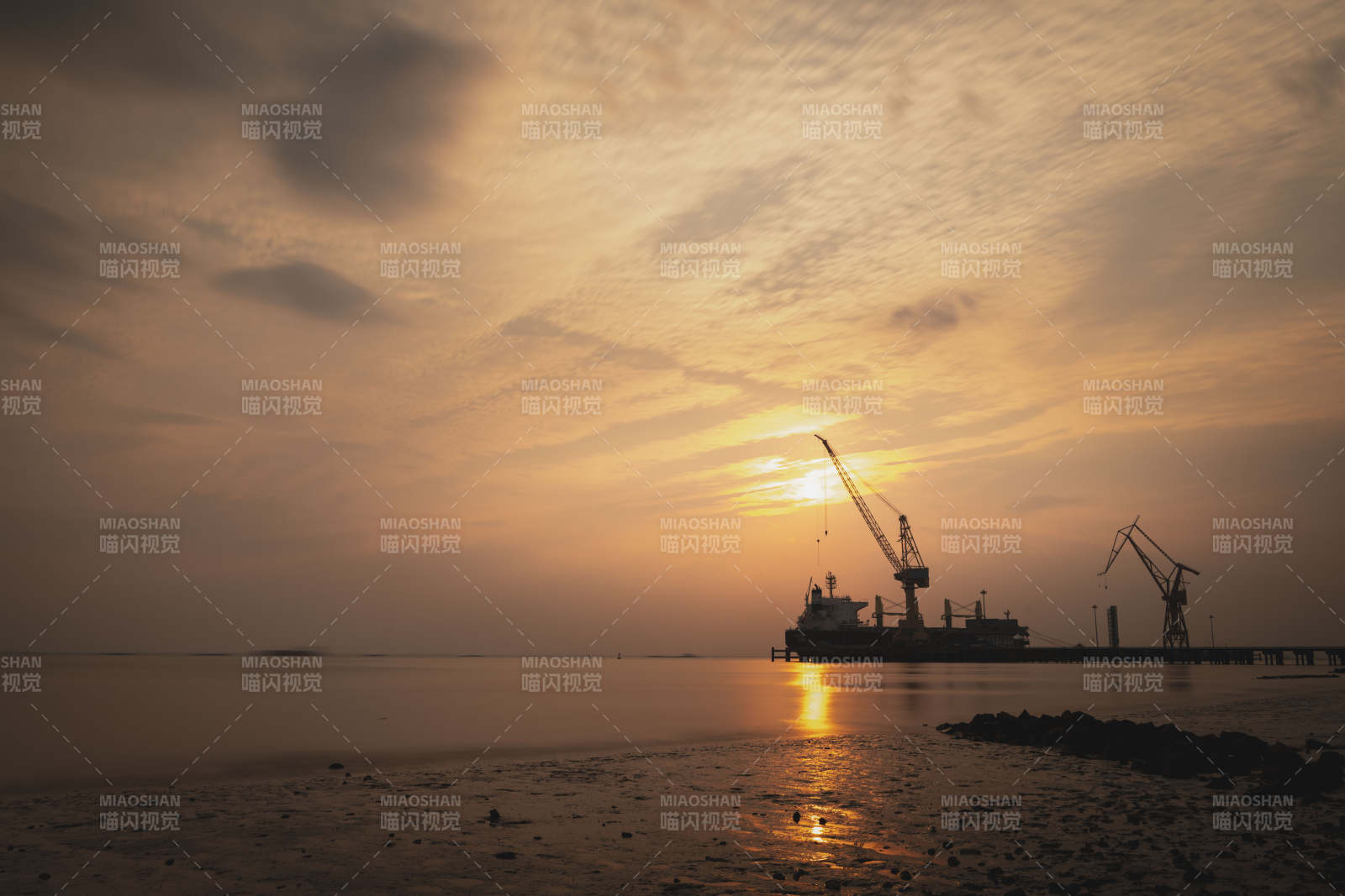 夕阳下的港口剪影图片