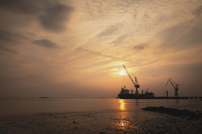 夕阳下的港口剪影图片